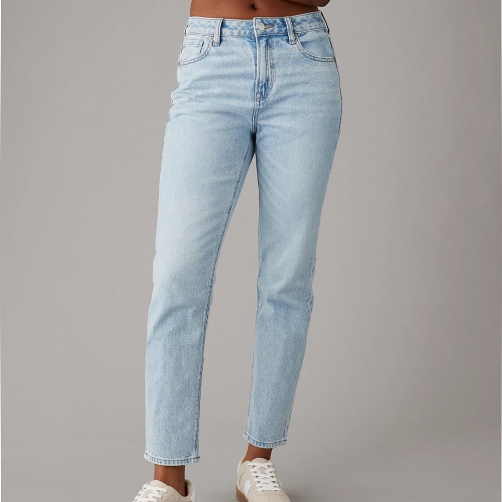 American Eagle Outfitters Strigid High Rise Light Wash Mom Jeans